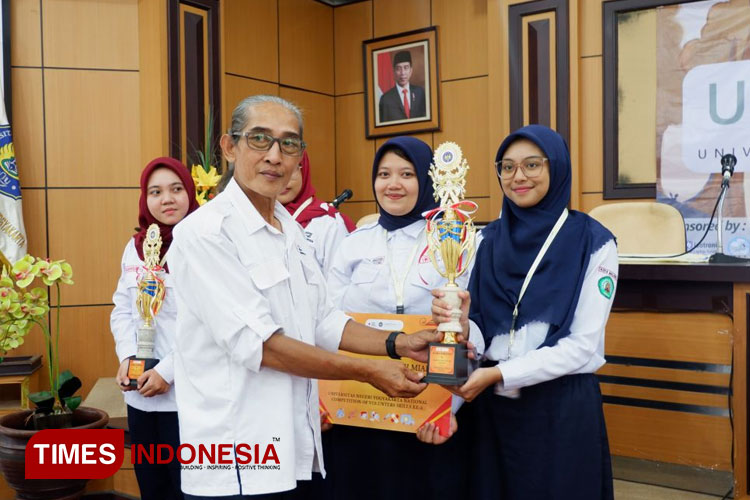 UKM KSR-PMI Unit UNISMA menerima piagam juara Harapan 1 Lomba Karya Tulis Ilmiah pada ajang UNICOVS #5 Universitas Negeri Yogyakarta. (FOTO: AJP TIMES Indonesia)