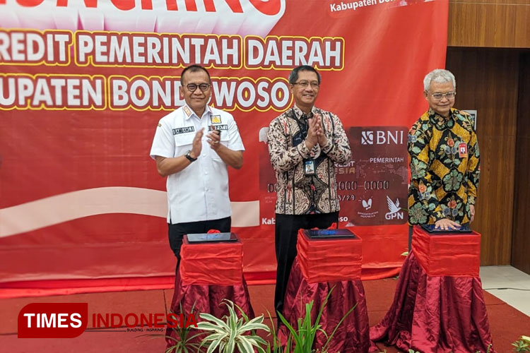 Pemkab Bondowoso dan Bank Jatim saat launching kartu kredit Pemerintah daerah (FOTO: Moh Bahri/TIMES Indonesia)