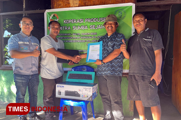 Penyerahan-bantuan-berupa-sarpras-kepada-kedua-koperasi-dan-UKM-di-Sumba-Timur-dari-PT-MSM-a.jpg