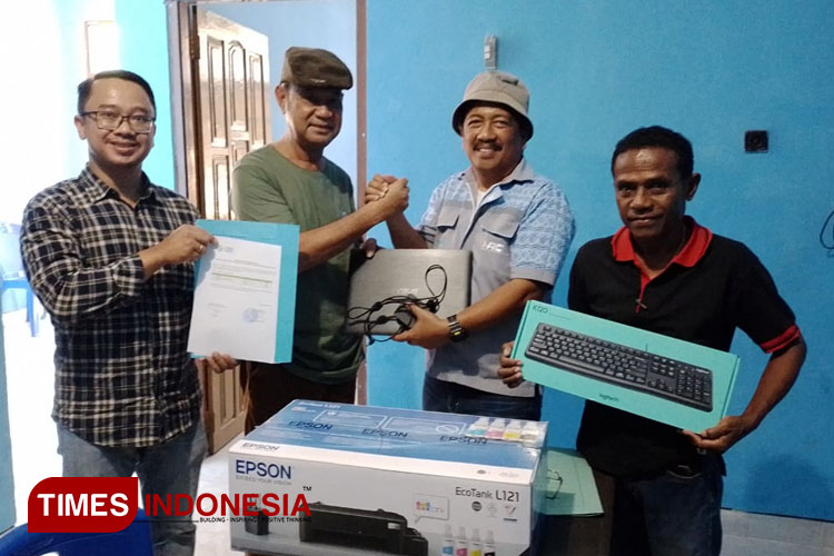 Penyerahan bantuan berupa sarpras kepada kedua koperasi dan UKM di Sumba Timur dari PT MSM.(FOTO:Habibudin/TIMES Indonesia)