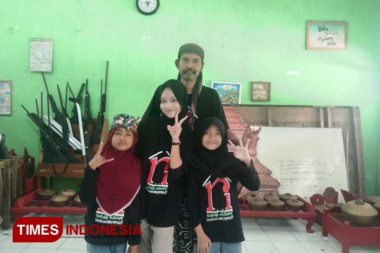 Agus R. Subagyo, Syifa, Nindy dan Sabrina pada acara Tiga dalam Satu Harmoni (Foto: Afifah Fitri Wahyuningtyas/TIMES Indonesia)