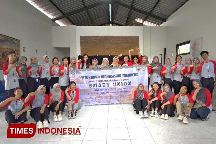 Kelompok Mahasiswa PMM 'Smart Union' bersama Dosen Modul Nusantara dan pemateri Eco Enzyme di Kelurahan Tlogomas, Malang. (Foto: M. Isnaini Wijaya/TIMES Indonesia)