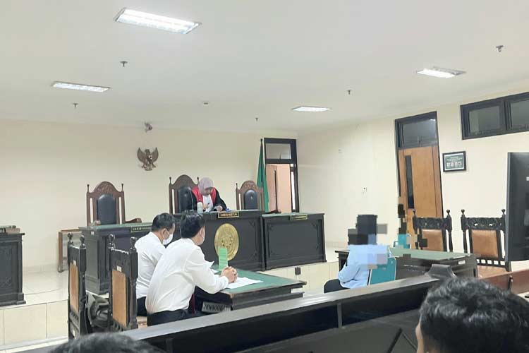 Terdakwa pelaku pembuangan sampah sembarangan saat menjalani sidang tipiring di Pengadilan Negeri Sleman, Selasa (14/5/2024). (Foto: Prokopim Sleman)