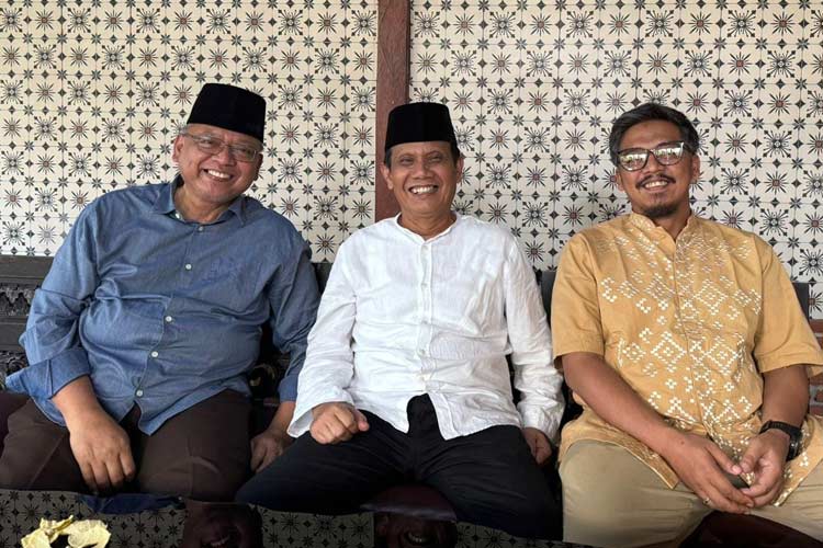 H Rendra Kresna (kiri), H Gunawan Wibisono (tengah) dan Kresna Dewanata Phrosakh saat bersilaturahmi sembari diskusi arah Pembangunan Kabupaten Malang. (Foto: istimewah).