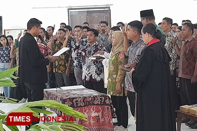 110 anggota PPK Sumba Timur dilantik oleh Ketua KPU Sumba Timur Marthen Tanggu Rami.(FOTO:Habibudin/TIMES Indonesia)