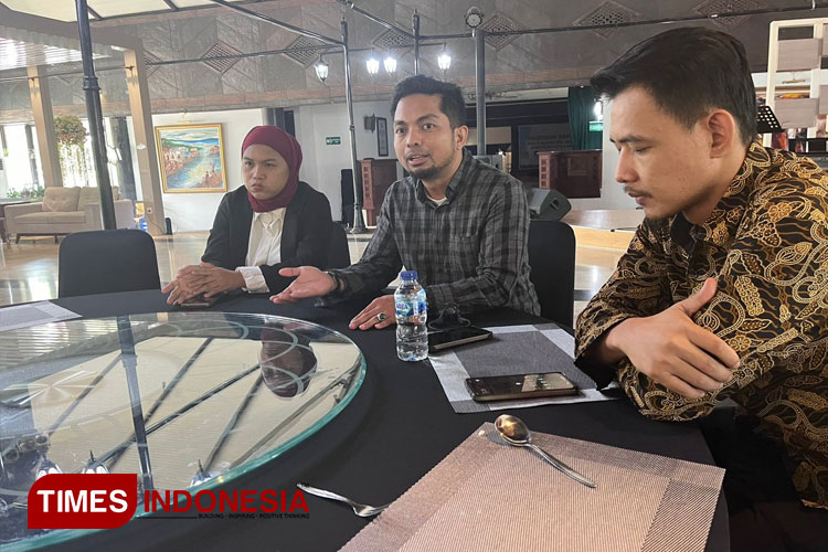 Acis Meidy Muspa saat bincang media bersama Komisioner KPU Bontang, Kamis, (16/05/2024) (FOTO: Kusnadi/TIMES Indonesia)
