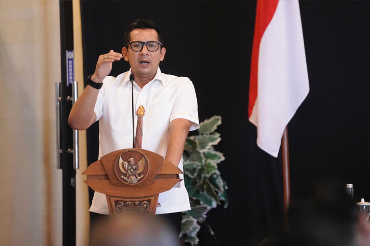 Pj. Wali Kota Mojokerto, Ali Kuncoro pada saat mengajak Lurah dan Camat mengawasi ketat peredaran BKC Ilegal. (FOTO; Dok. Kominfo Kota Mojokerto)