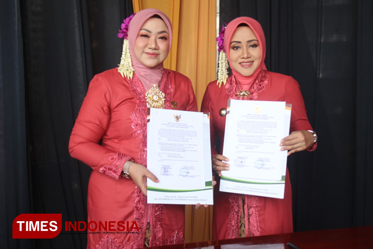 Ketua DPRD Kabupaten Mojokerto, Ayni Zuroh (kiri) dan Bupati Mojokerto, Ikfina Fahmawati (kanan) pada saat menerima WTP 10 kali beruntun. (FOTO: Dok. TIMES Indonesia)