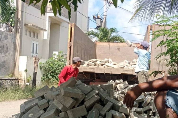 Bantuan paving caleg di Perumahan New Taman Permata Indah, Desa Dadapan, Kecamatan Kabat, Banyuwangi, ditarik kembali oleh Tim Sukses. (Dok. TIMES Indonesia).