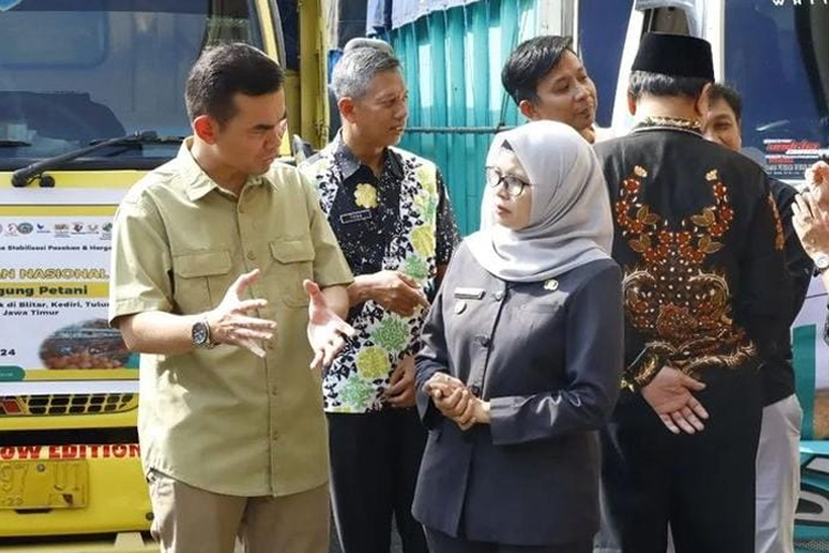 Bupati Blitar, Rini Syarifah menghadiri kegiatan serah terima mobilisasi jagung petani. (Foto: Pemkab Blitar)