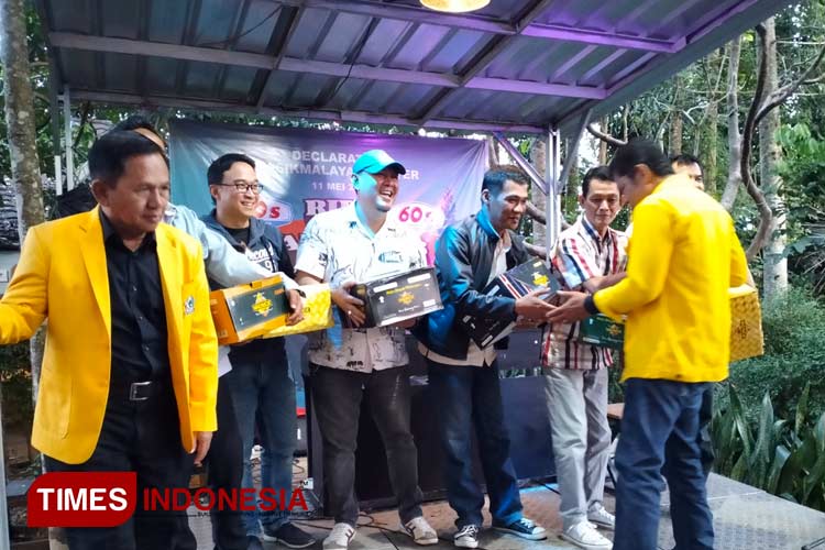 Sejumlah pengurus Partai Golkar dan Jajaran Pengurus Partai Non Parlemen berfoto bersama di Green Badhong Coffee, Jalan Cibaregbeg, Cihideung, Kota Tasikmalaya. Kamis (16/5/2024). (FOTO: Harniwan Obech/TIMES Indonesia)