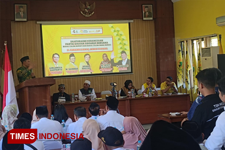 Ketua DPD Partai Golkar Sidoarjo, Adam Rusydi saat bersama Bakal Calon Bupati dan Wakil Bupati Sidoarjo, H Subandi dan Hj. Mimik Idayana (Foto: Rudi Mulya/TIMES Indonesia)