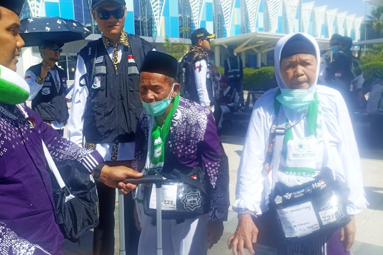Pasangan suami istri dari Madiun, Djarnu (84) dan Siti Komariah (62), tiba di Madinah. (Foto: MCH 2024 Kemenag RI)
