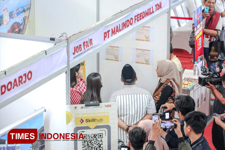 Calon pencari kerja saat mendatangi stand Job Fair di Wahana Ekspresi Poesponegoro (WEP). (FOTO: Akmal/TIMES Indonesia).