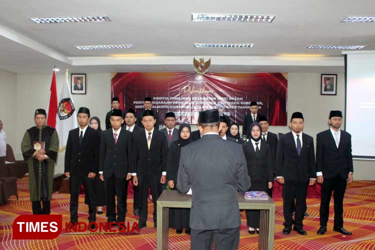 Ketua KPU Kota Batu, Heru Joko Purwanto melantik 15 anggota PPK yang akan bertugas di Pemilukada mendatang. (Muhammad Dhani Rahman/TIMES Indonesia)