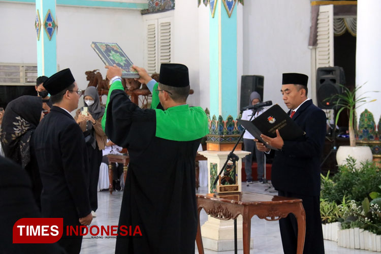 Ketua KPU Kabupaten Madiun Ali Nur Wahyudi melantik anggota PPK Pilkada 2024 di Pendapa Muda Graha. (Foto: Yupi Apridayani/TIMES Indonesia)