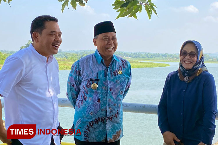 Mbak Estu DPR RI F-PDI Perjuangan dan Sugiat Pj. Bupati Jombang saat meninjau Dam Karet Jatimlerek yang jebol di Desa Jatimlerek, Plandaan, Jombang, Kamis (16/5/2024). (FOTO: Rohmadi/TIMES Indonesia)