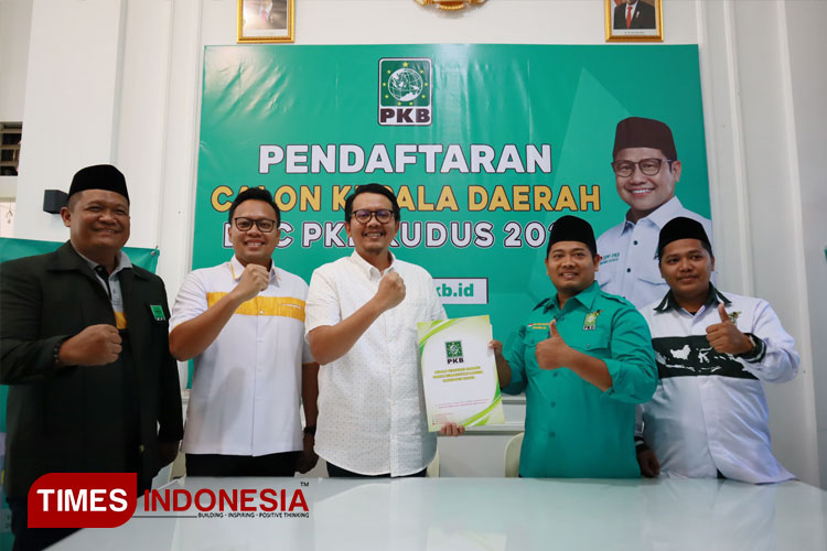 Bacabup Kudus, Imam Baikuni mengembalikan berkas persyaratan di Desk Penjaringan Pilkada DPC PKB Kudus. (FOTO: Ihza Fajar Azhari/TIMES Indonesia)