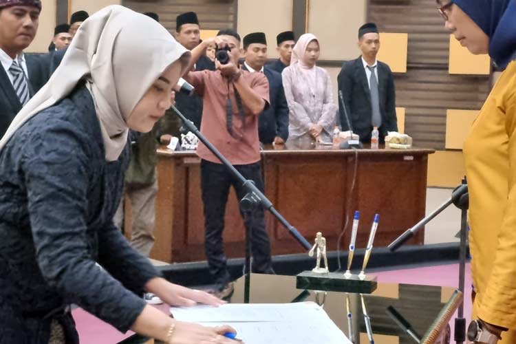 Penandatanganan pakta integritas perwakilan anggota PPK Pilkada 2024, di depan Ketua KPU Kabupaten Malang, Anis Suhartini, saat pelantikan dan pengambilan sumpah/janji ad hoc PPK Kabupaten Malang, di gedung dewan, Kamis (16/5/2024). (Foto: KPU Kabupa