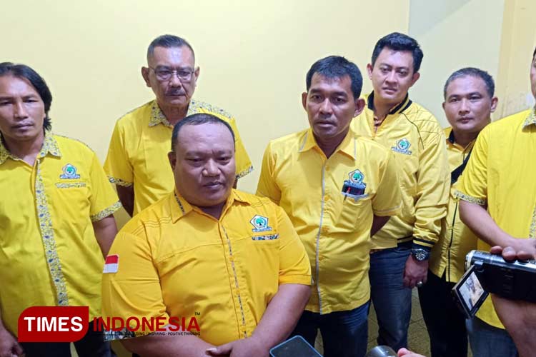 Perwakilan dari 18 Pengurus Kecamatan (PK) Golkar Sidoarjo saat memberi keterangan dukungan mereka kepada Ketua DPD Partai Golkar Sidoarjo, Adam Rusydi Maju Pilkada Sidoarjo (Foto: Rudi Mulya/TIMES Indonesia)