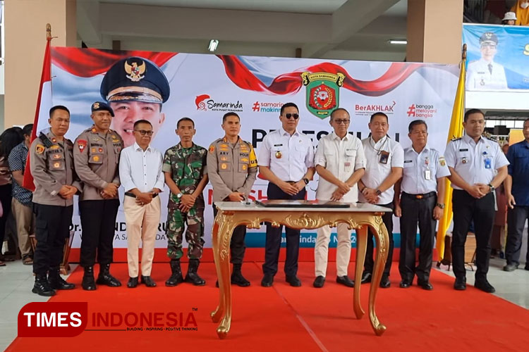 Wali Kota Samarinda Andi Harun foto bersama usai meresmikan Pasar Baqa. (FOTO: Axel/TIMES Indonesia)
