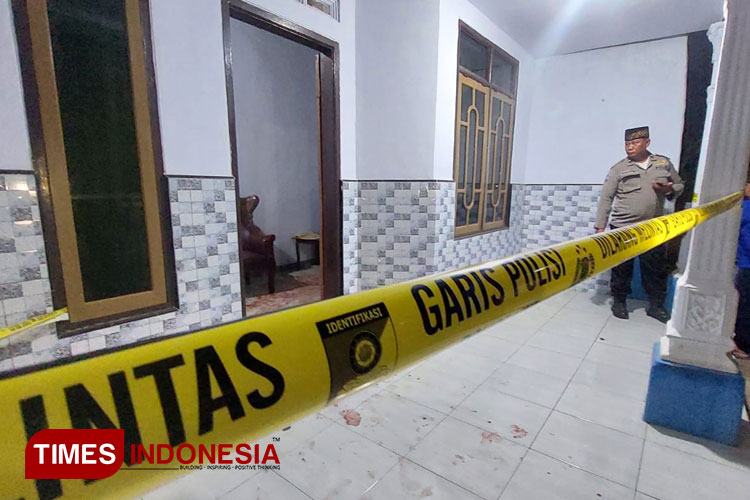 Petugas kepolisian pasang police line di lokasi perkara pembacokan. (Foto: Polsek for TIMES Indonesia)
