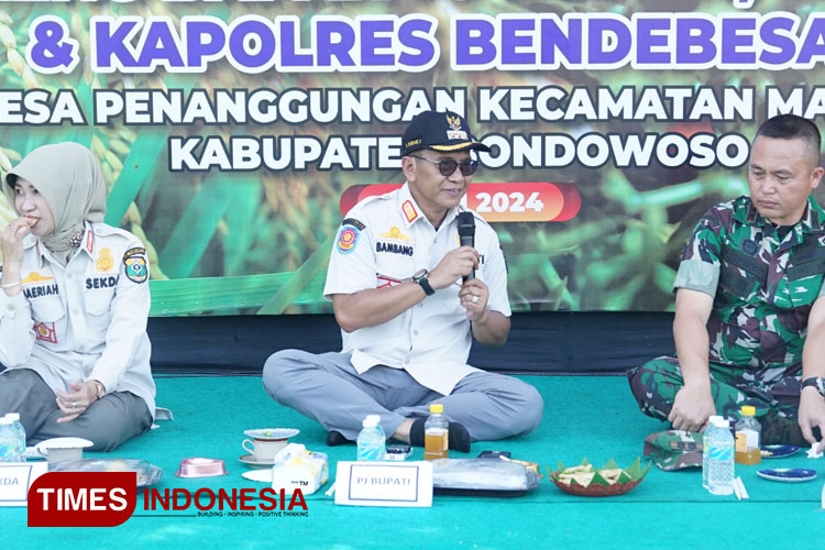 Pj Bupati Bondowoso Bambang Soekwanto saat kegiatan rembug bareng sama warga desa (FOTO: Ihsan for TIMES Indonesia)