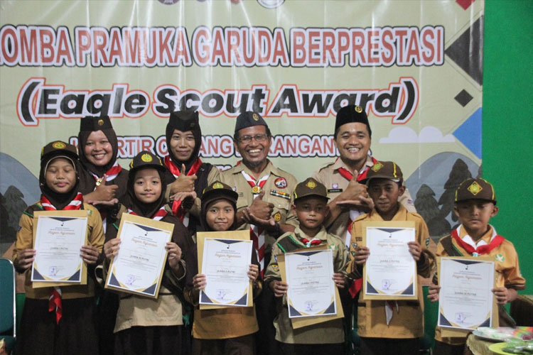 Andalan Binamuda, Wahono (dua dari kanan), berfoto bersama seusai menyerahkan piagam penghargaan kepada peserta Eagle Scout Award, Selasa (14/5/2024). (FOTO: dok Kwarcab Karanganyar)