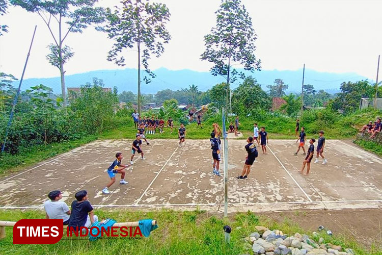 Mahasiswa KSM-E UKM Olahraga Unisma Malang melatih olahraga voli untuk anak-anak Dusun Kauman.