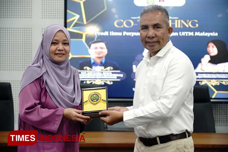Penyerahan Cindera Mata, sebagai kenang - kenangan oleh Wakil Dekan II Dr. Edy Hidayat , S.Pd, M.Hum Fakultas Sastra UM kepada Prof. Roziya binti Abu dari University Teknologi MARA (UITM) Malaysia. (FOTO: Indah Kumalasari/TIMES Indonesia)