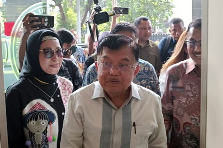 Mantan Wakil Presiden RI, Jusuf Kalla, tiba di Pengadilan Tipikor, Jakarta Pusat, Kamis (16/5/2024). (FOTO: Fadhil Pramudya/Kumparan).