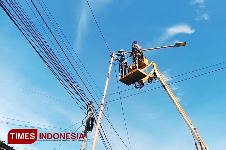 Tim LPJU Dinas PU CKPP Banyuwangi melakukan pemeliharaan lampu jalan. (FOTO: Dinas PU CKPP for TIMES Indonesia).