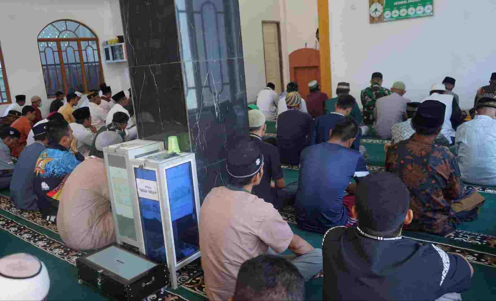 Satgas TMMD Batam membaur bersama warga shalat Jumat. (Foto: Kodim Batam)