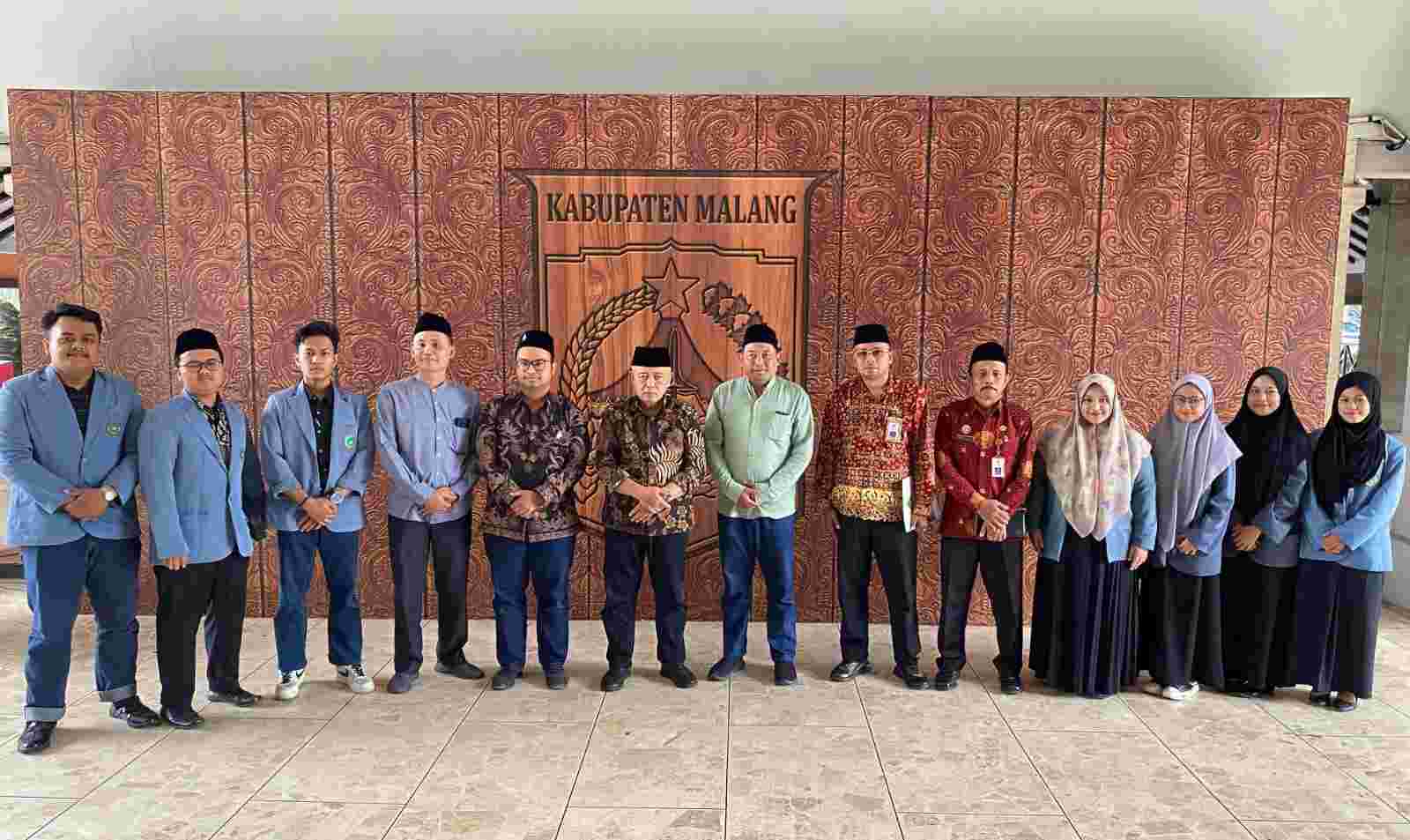 Santri dan pengasuh Pesma Al Hikam Malang bersama Bupati Malang HM. Sanusi. (Foto: Al Hikam for TIMES Indonesia)