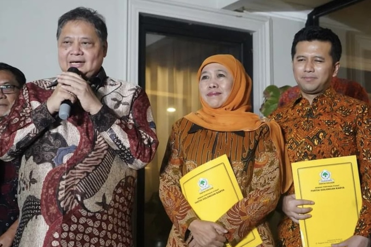 Ketua Umum Partai Golkar Airlangga Hartarto bersama Khofifah Indar Parawansa dan Emil Dardak saat pengumuman calon Gubernur Jatim untuk Pilkada 2024 di Jalan Widya Chandra III, Jakarta Selatan, Jum'at (17/5/2024). (FOTO: Partai Golkar).