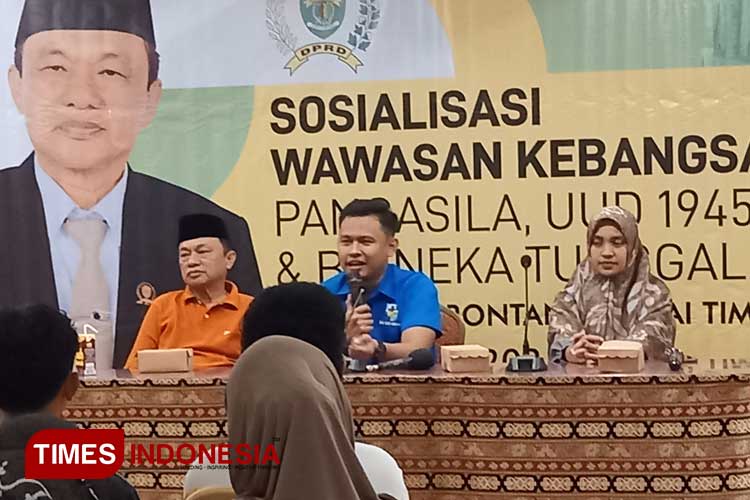 Kaharudin Jafar Anggota DPRD Kaltim bersama 2 orang narasumber Sosialisasi Wawasan Kebangsaan ke 5 (Foto: Kusnadi/TIMES Indonesia) 