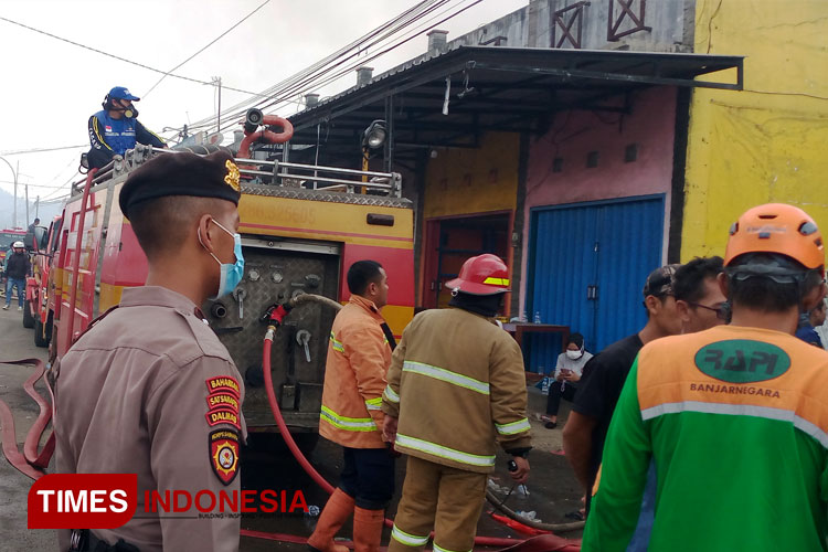Petugas Damkar Kabupaten Banjarnegara masih terus melakukan upaya pemadaman. (FOTO: Muchlas Hamidi/TIMES Indonesia)