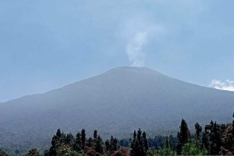 Arsip foto - Puncak Gunung Slamet terlihat dari Kawasan Wanawisata Baturraden, Kabupaten Banyumas, Rabu (13/10/2023). (ANTARA/Sumarwoto)