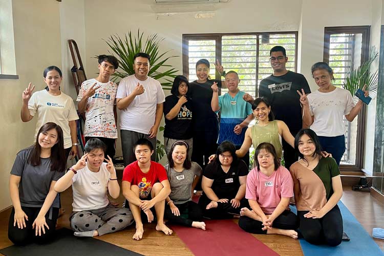Inge Anugrah berfoto bersama binaan House of Hope Bandung yang digagas oleh Irene Ridjab