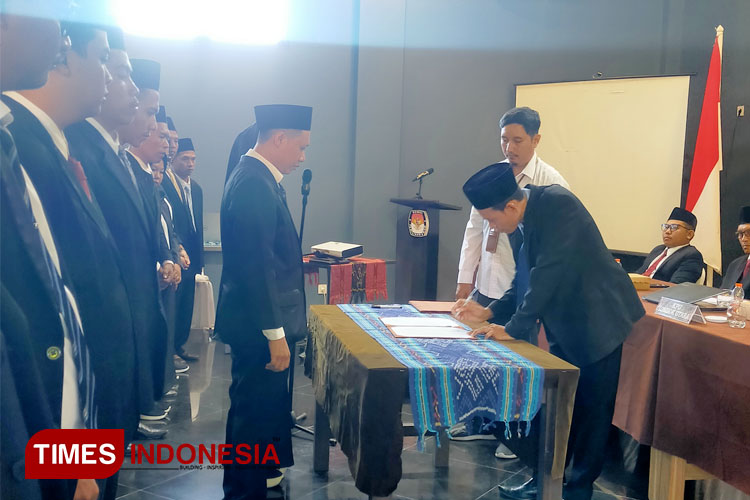 Ketua KPU Lombok Utara Nizamudin menandatangani berita acara pelantikan 25 PPK. (FOTO: Hery Mahardika/TIMES Indonesia)