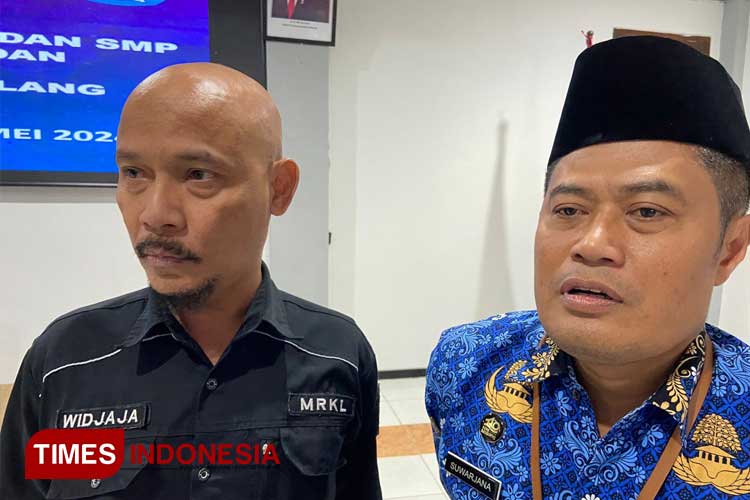 Kadisdikbud Kota Malang, Suwarjana bersama Kadishub Kota Malang, Widjaja Saleh Putra saat ditemui awak media. (Foto: Rizky Kurniawan Pratama/TIMES Indonesia)
