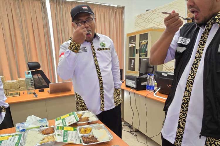 Pengecekan Sampel Kelayakan Makanan buat Jemaah Haji Indonesia. (Foto: MCH Kemenag RI)