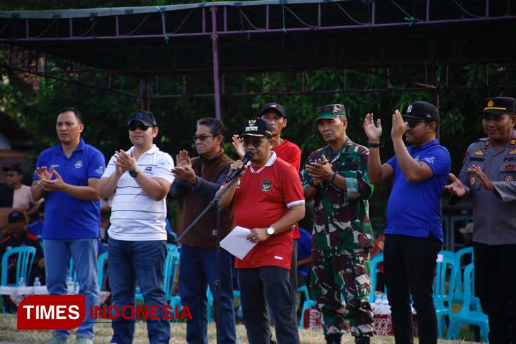 PJ Bupati Kudus Hasan Chabibie membuka pertandingan laga U-17 di Lapangan Desa Tanjung Rejo Kudus. (FOTO: Ihza Fajar Azhari/TIMES Indonesia)