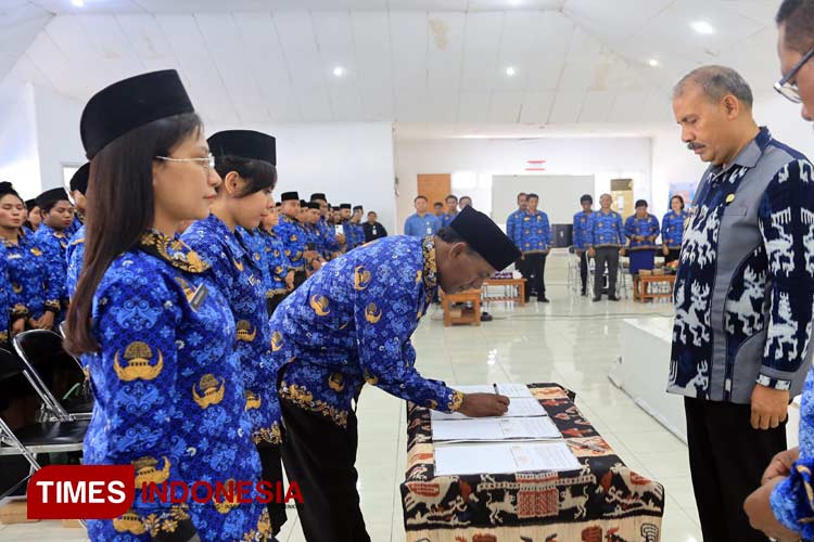 Penandatanganan kontrak kerja PPPK dengan Pemkab Sumba Timur. (FOTO: Habibudin/TIMES Indonesia)
