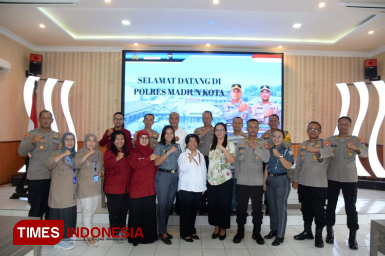 Foto bersama Polres Madiun Kota, Kapolsek, dosen dan mahasiswa dari FH UNIPMA Madiun serta Fakultas Kriminologi Nueva Ecija University of Science and Technology Filipina. (Foto: Humas UNIPMA for TIMES Indonesia)