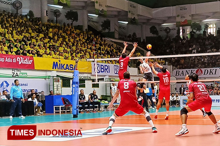 Kudus Sukun Badak (merah) harus mengakui keunggulan Jakarta LaVani 1-3 dalam lanjutan Proliga 2024 di GOR Tri Dharma Gresik. (FOTO: Marhaban/TIMES Indonesia)