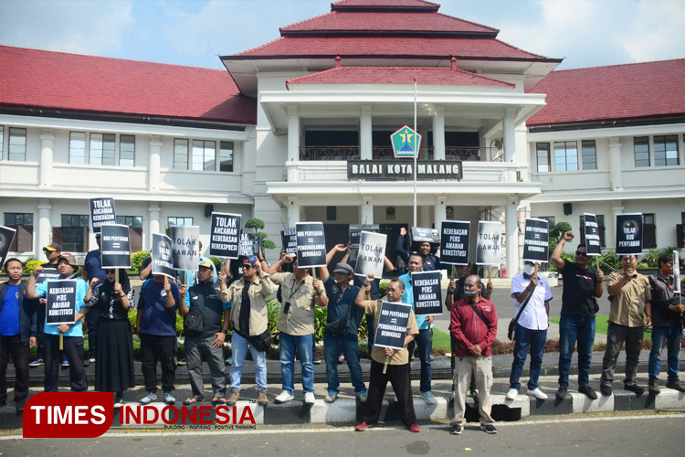 Suasana aksi demo penolakan RUU Penyiaran oleh ratusan Jurnalis di Malang Raya. (FOTO: Adhitya Hendra/TIMES Indonesia)