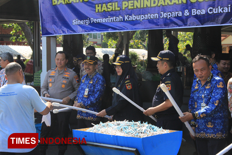 Pemkab Jepara menganggarkan DBHCHT untuk membiayai seluruh kegiatan pemusnahan bersama Bea Cukai Kudus. (FOTO: Ihza Fajar Azhari/TIMES Indonesia)