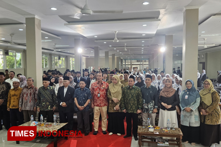 Kepala sekolah SMP Khadijah bersama para tokoh dan panelis dalam kegiatan Unjuk Kerja Program 4C’s On The Stage di aula Yayasan Khadijah Jl. A.Yani No.2-4 Surabaya. (Foto: SMP Khadijah for TIMES Indonesia)