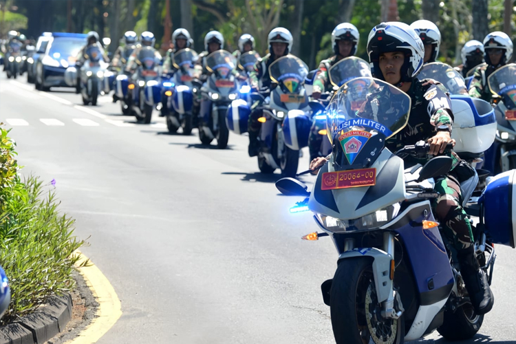 Sejumlah prajurit TNI mengendarai sepeda motor kawal bertenaga listrik untuk melakukan simulasi pengawalan di kawasan Nusa Dua, Badung, Bali, Rabu (15/5/2024).  (ANTARA FOTO/Fikri Yusuf/YU) 